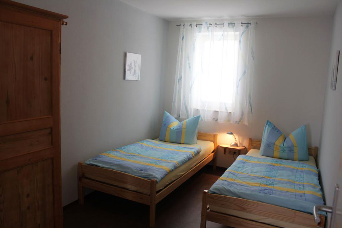 Ferienwohnung Billy in Weißig - Wohnung "Bärenstein" - erstes Schlafzimmer mit Einzelbetten