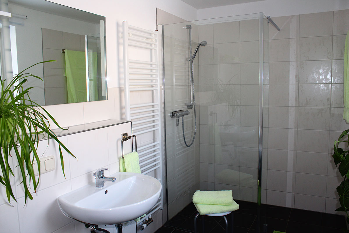 Ferienwohnung Billy in Weißig - Wohnung "Königstein" - Badezimmer mit ebenerdiger Dusche