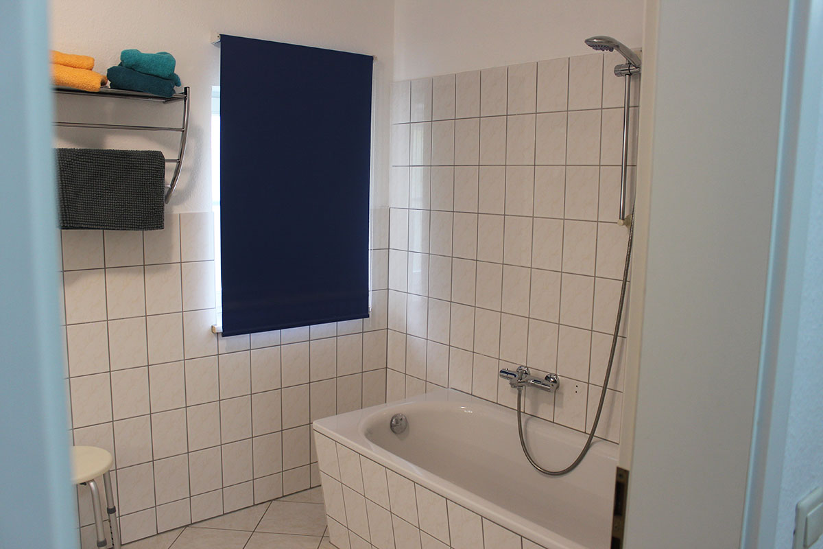 Ferienwohnung Billy in Weißig - Wohnung "Lilienstein" - Badezimmer mit Handtüchern und Rollo