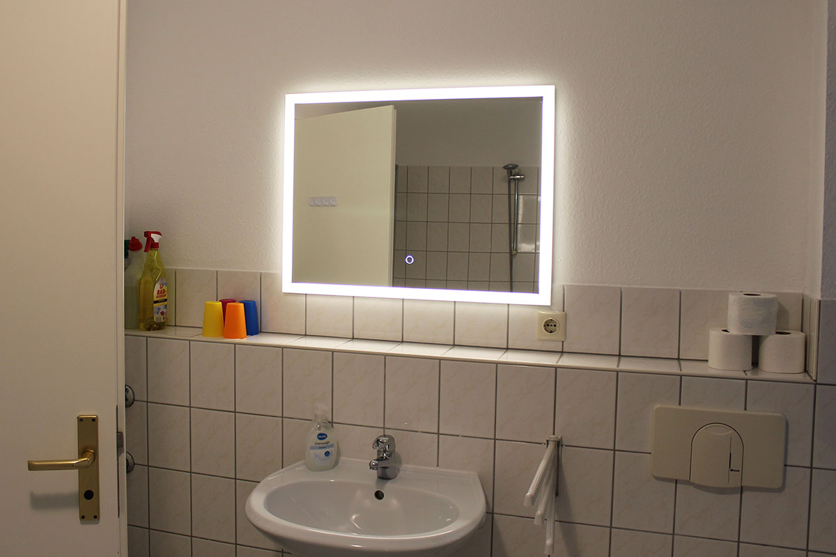 Ferienwohnung Billy in Weißig - Wohnung "Lilienstein" - Badezimmer mit Waschbecken und Spiegel