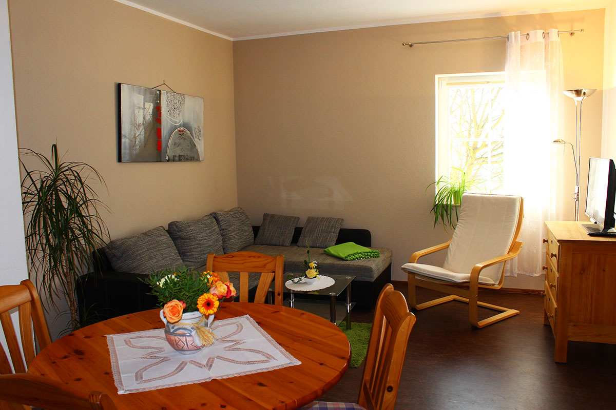 Ferienwohnung Billy in Weißig - Wohnung "Pfaffenstein" - Wohnzimmer mit Sofa und TV