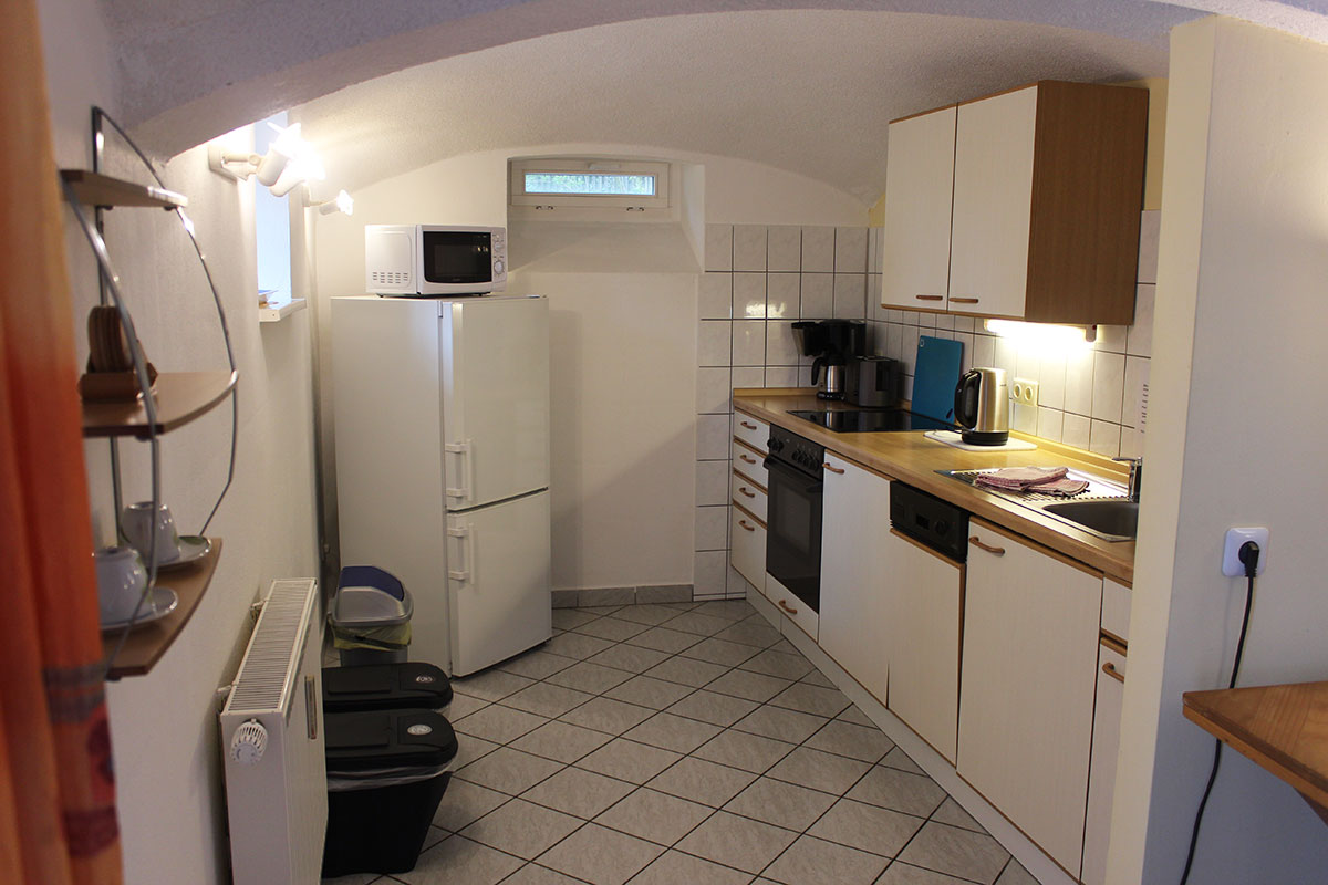 Ferienwohnung Billy in Weißig - Wohnung "Rauenstein" - Küche mit Gefrierschrank und Mikrowelle
